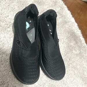 Bzees Energy washable knit clogs BRAND NEW. Never worn HTF